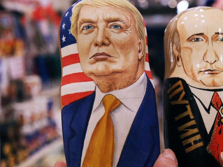 Zwei russische Matrjoschka-Puppen in einem Moskauer Souvenir-Laden sind mit den Gesichtern von Donald Trump und Wladimir Putin bemalt.