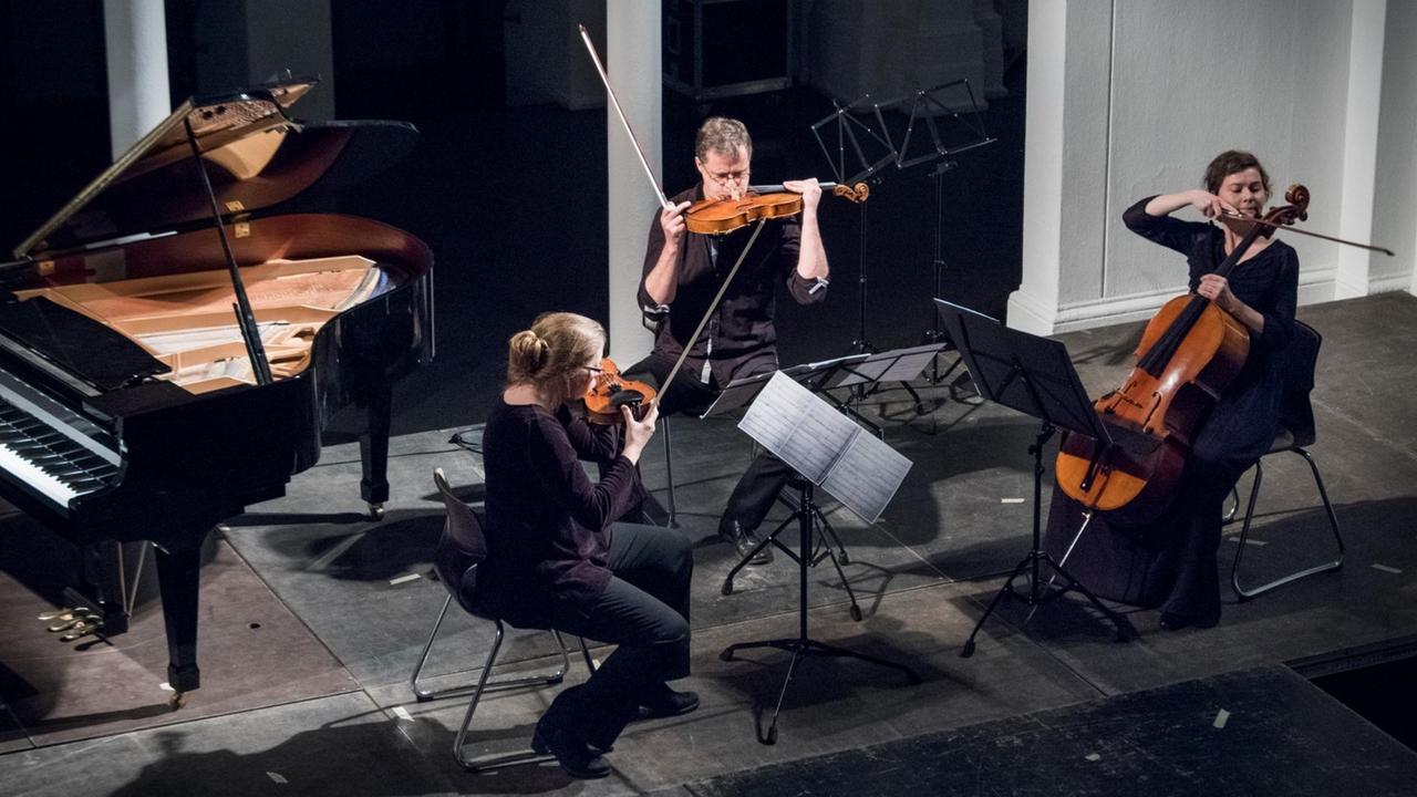 Musiker des Ensembles JungeMusik Berlin an ihren Instrumenten Musiker des Ensembles JungeMusik Berlin an ihren Instrumenten