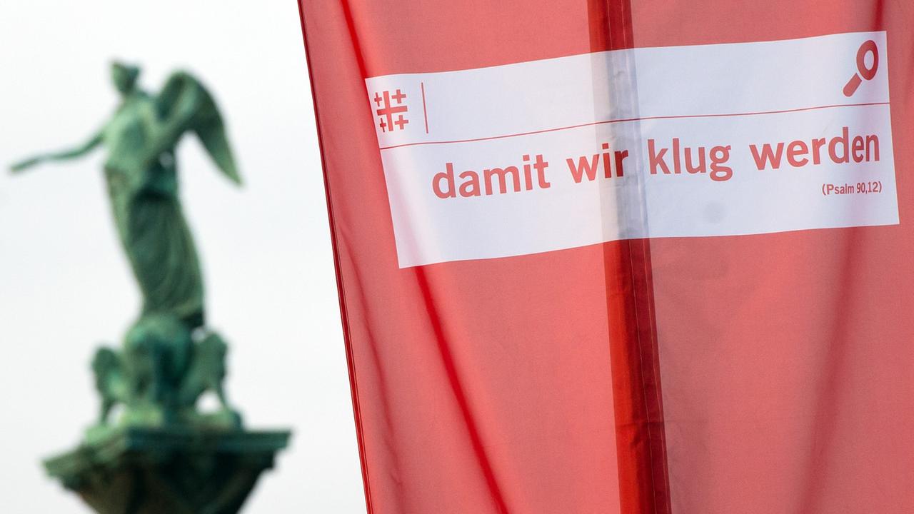 Die Flagge zum 35. Evangelischen Kirchentag mit der Aufschrift "damit wir klug werden" hängt am Schlossplatz in Stuttgart. Die Flagge zum 35. Evangelischen Kirchentag mit der Aufschrift "damit wir klug werden" hängt am Schlossplatz in Stuttgart.
