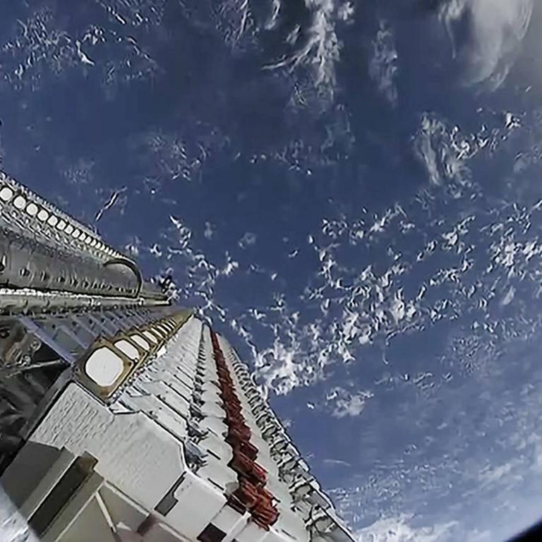 A SpaceX Falcon 9 rocket successfully launched 60 Starlink satellites from Space Launch Complex 40 (SLC-40) at Cape Canaveral Air Force Station, Florida, on May 23, 2019. SpaceX s Starlink is a next-generation satellite network capable of connecting the globe, especially reaching those who are not yet connected, with reliable and affordable broadband internet services. Following stage separation, SpaceX landed Falcon 9 s first stage on the Of Course I Still Love You droneship, which was stationed in the Atlantic Ocean. PUBLICATIONxINxGERxSUIxAUTxHUNxONLY WAX2019052505 SPACEX  