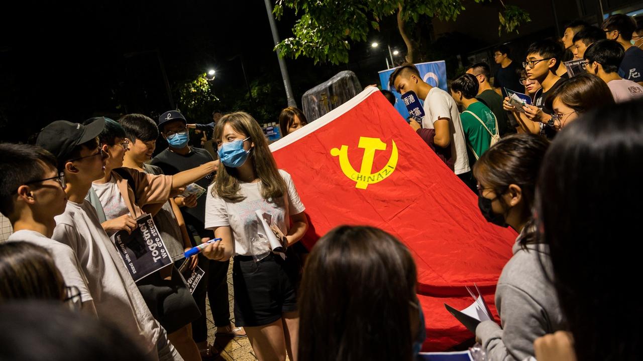 Studenten auf einer Demonstration in Hongkong am 25. September 2019: Sie schreiben auf eine Flagge, um zwei uigurische Professoren zu unterstützen, die im Gefängnis sitzen. Studenten auf einer Demonstration in Hongkong am 25. September 2019: Sie schreiben auf eine Flagge, um zwei uigurische Professoren zu unterstützen, die im Gefängnis sitzen.