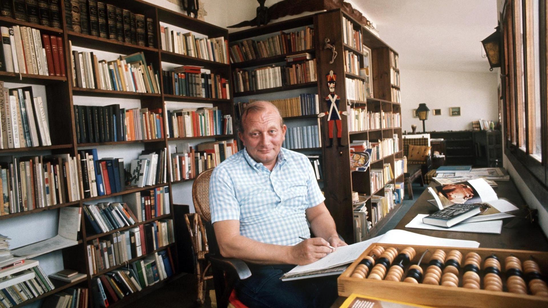 Der Kinder- und Jugendbuchautor James Krüss. Krüss wurde am 31. Mai 1926 auf Helgoland geboren und starb am 2.8.1997 auf Gran Canaria. Zu seinen populärsten Büchern gehören "Timm Thaler" und "Mein Urgroßvater und ich", wofür er 1960 den Deutschen Jugendbuchpreis erhielt. Der Kinder- und Jugendbuchautor James Krüss. Krüss wurde am 31. Mai 1926 auf Helgoland geboren und starb am 2.8.1997 auf Gran Canaria. Zu seinen populärsten Büchern gehören "Timm Thaler" und "Mein Urgroßvater und ich", wofür er 1960 den Deutschen Jugendbuchpreis erhielt.