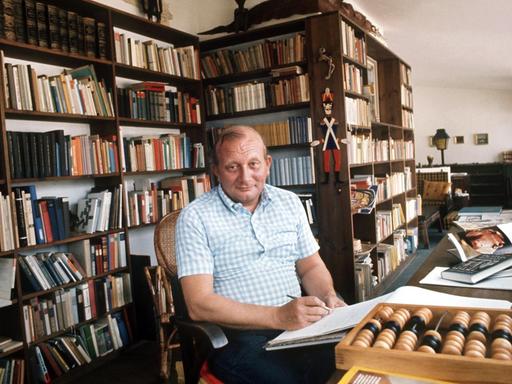 Der Kinder- und Jugendbuchautor James Krüss. Krüss wurde am 31. Mai 1926 auf Helgoland geboren und starb am 2.8.1997 auf Gran Canaria. Zu seinen populärsten Büchern gehören "Timm Thaler" und "Mein Urgroßvater und ich", wofür er 1960 den Deutschen Jugendbuchpreis erhielt.