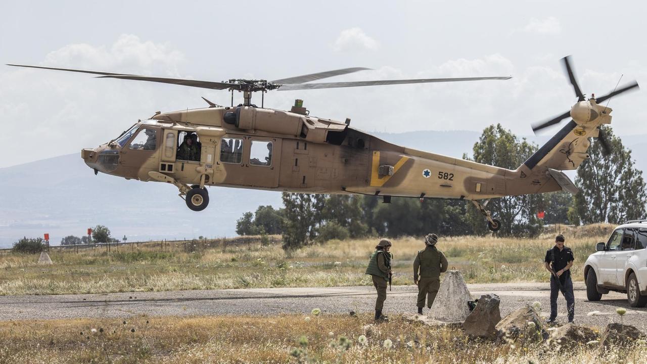 Ein israelischer Militärhelikopter fliegt von einer Basis auf den Golanhöhen nahe der syrischen Grenze ab