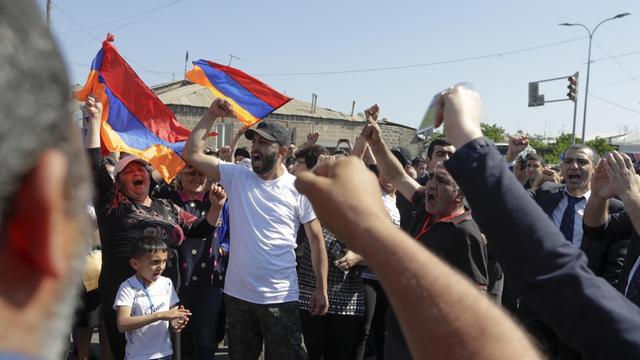 Armenien, Eriwan: Unterstützer des Oppositionellen Paschinjan demonstrieren und blockieren eine Straße zum Flughafen. Armeniens Protestführer Paschinjan wurde im Parlament abgeblockt, jetzt wollen seine Anhänger das ganze Land zum Stillstand bringen.