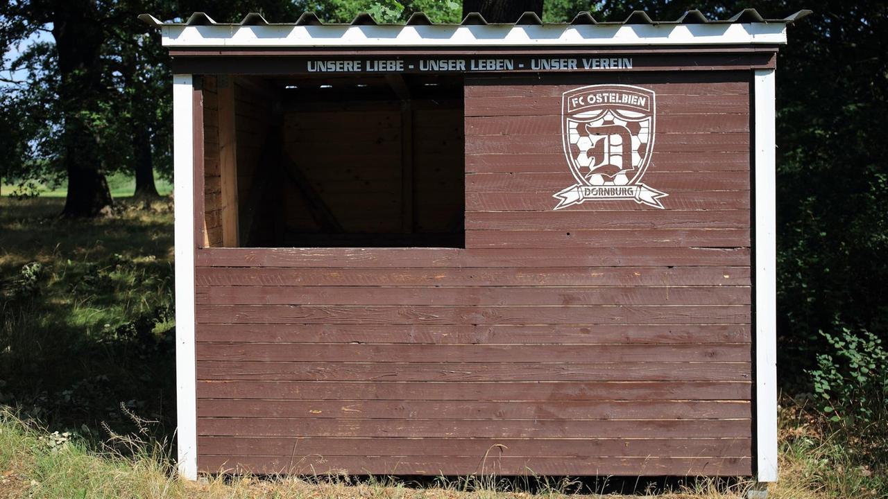 Eine Hütte des Fußballvereins FC Ostelbien Dornburg, aufgenommen am 05.08.2015 auf dem Sportplatz in Dornburg (Sachsen-Anhalt). Viele Spieler des Fußball-Kreisligisten FC Ostelbien Dornburg werden der rechtsextremen Szene zugeordnet. Eine Hütte des Fußballvereins FC Ostelbien Dornburg, aufgenommen am 05.08.2015 auf dem Sportplatz in Dornburg (Sachsen-Anhalt). Viele Spieler des Fußball-Kreisligisten FC Ostelbien Dornburg werden der rechtsextremen Szene zugeordnet.