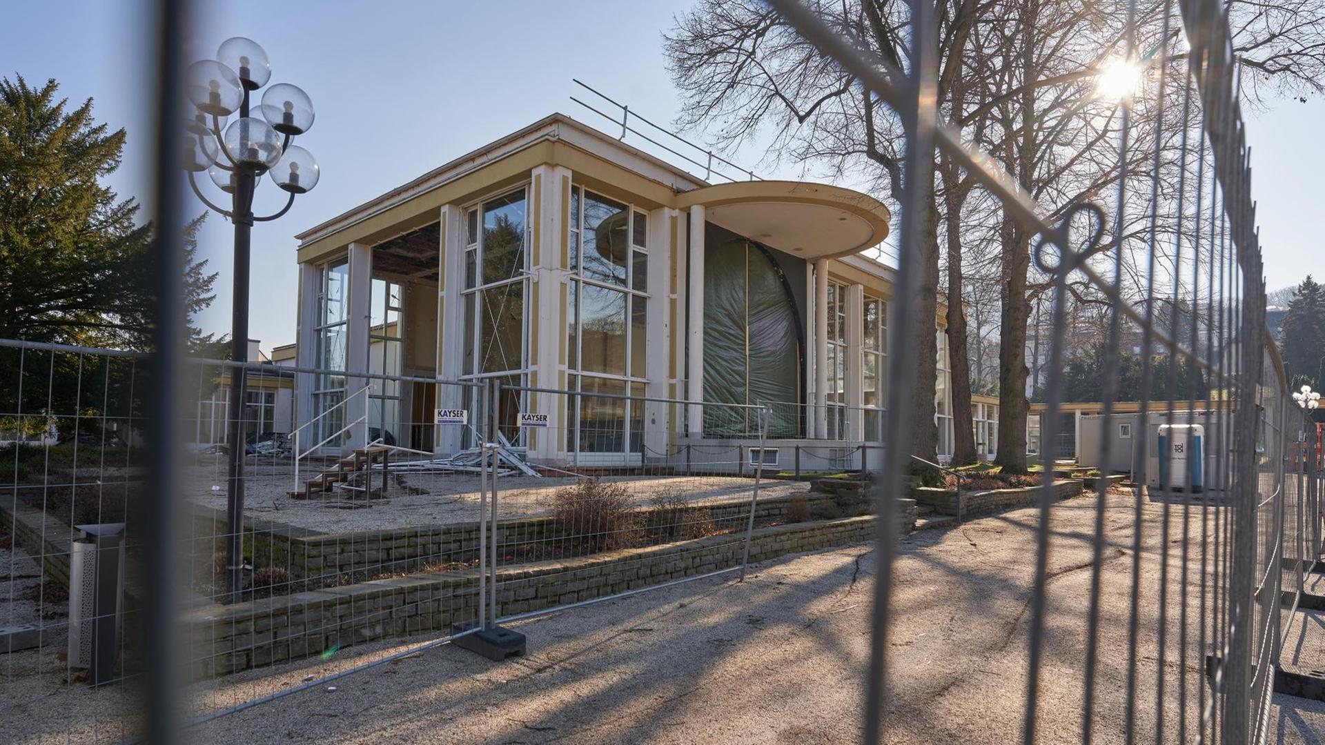 Ein Pavillon hinter einem Bauzaun Ein Pavillon hinter einem Bauzaun