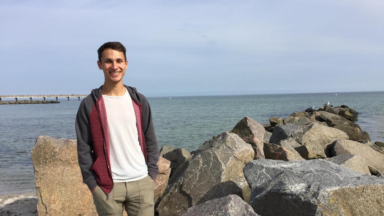 Fritz Herre, 19 Jahre alt aus Köhn, hat gerade sein Abitur gemacht und fängt in Kürze in Göttingen an zu studieren. Fritz Herre, 19 Jahre alt aus Köhn, hat gerade sein Abitur gemacht und fängt in Kürze in Göttingen an zu studieren.