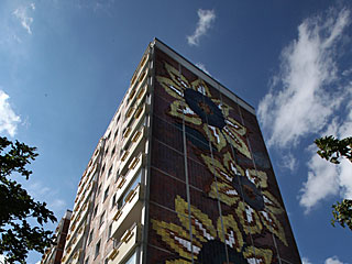Das Sonnenblumenhaus in Rostock-Lichtenhagen, Ort der ausländerfeindlichen Ausschreitungen vom August 1992.