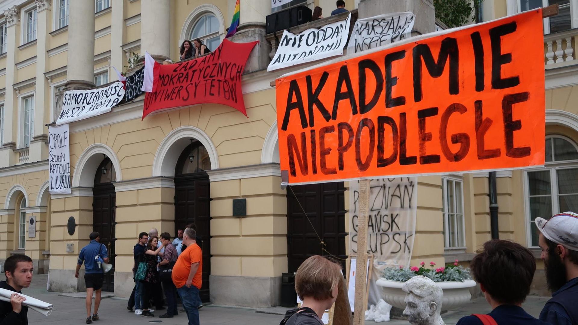 Protestplakate gegen die geplante Reform an den Hochschulen am Uni-Campus Protestplakate gegen die geplante Reform an den Hochschulen am Uni-Campus