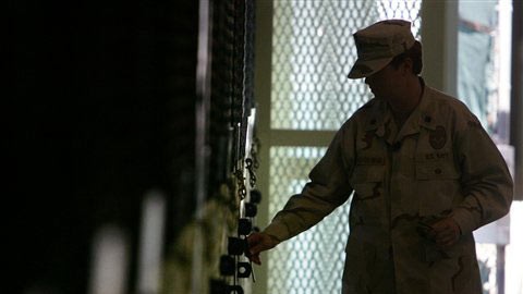 Ein US-Offizier schließt eine Zellentür in Camp Delta auf Guantanamo ab.