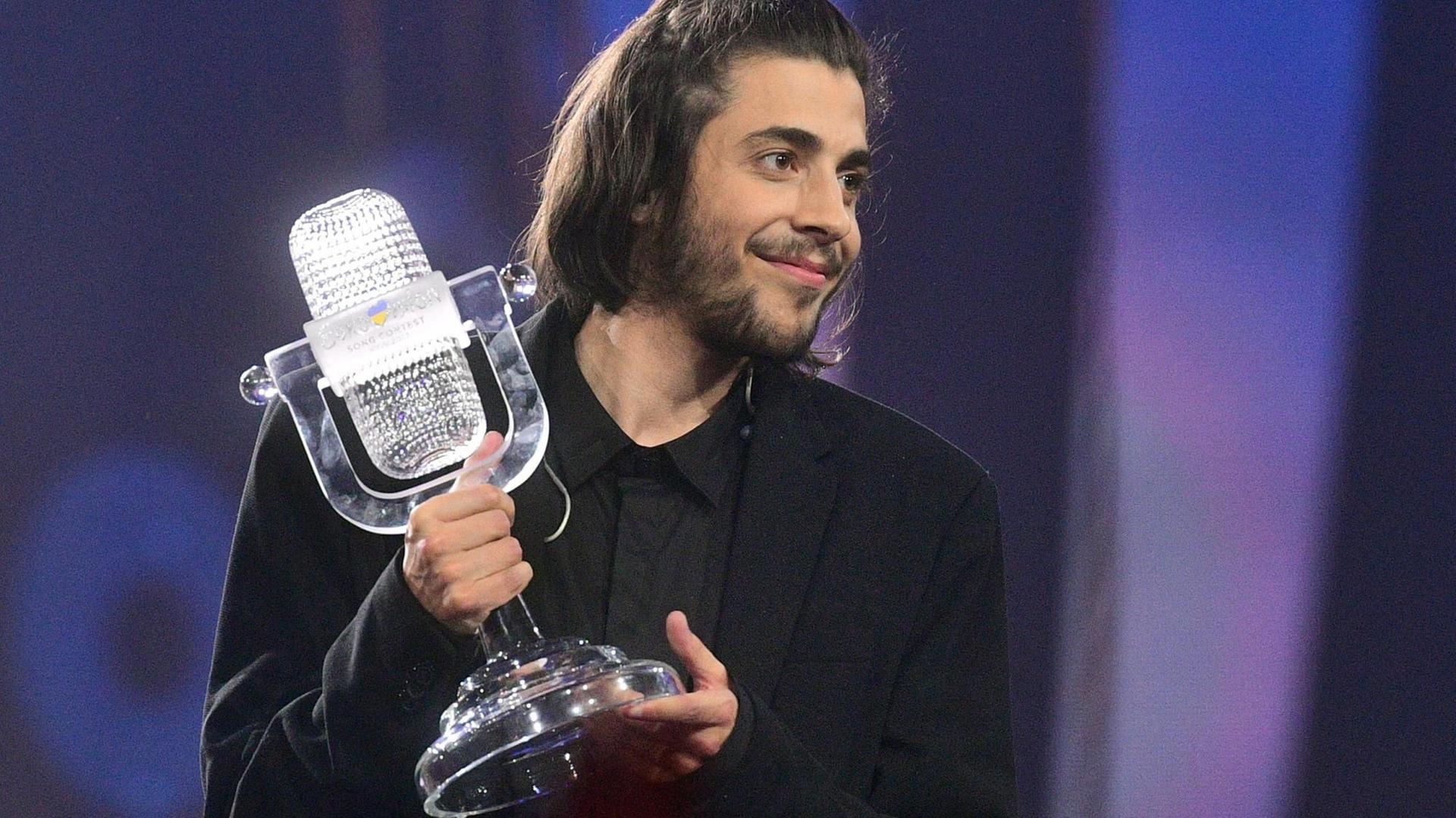 Der Sieger des 62. Eurovision Song Contest, Salvador Sobral aus Portugal, mit der Siegertrophäe nach dem Finale am 13.05.2017 in Kiew (Ukraine). Der Sieger des 62. Eurovision Song Contest, Salvador Sobral aus Portugal, mit der Siegertrophäe nach dem Finale am 13.05.2017 in Kiew (Ukraine).