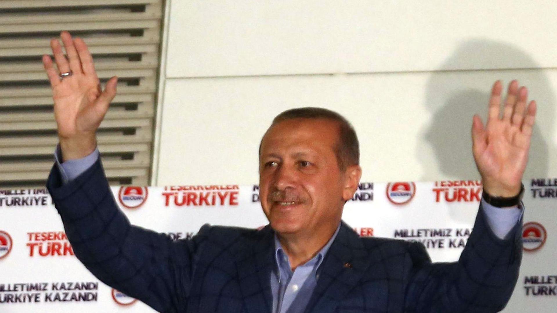 Der türkische Ministerpräsident Recep Tayyip Erdogan feiert seinen Sieg bei der Präsidetenwahl. Der türkische Ministerpräsident Recep Tayyip Erdogan feiert seinen Sieg bei der Präsidetenwahl.