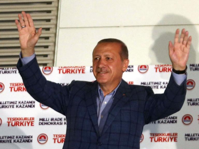 Der türkische Ministerpräsident Recep Tayyip Erdogan feiert seinen Sieg bei der Präsidetenwahl.