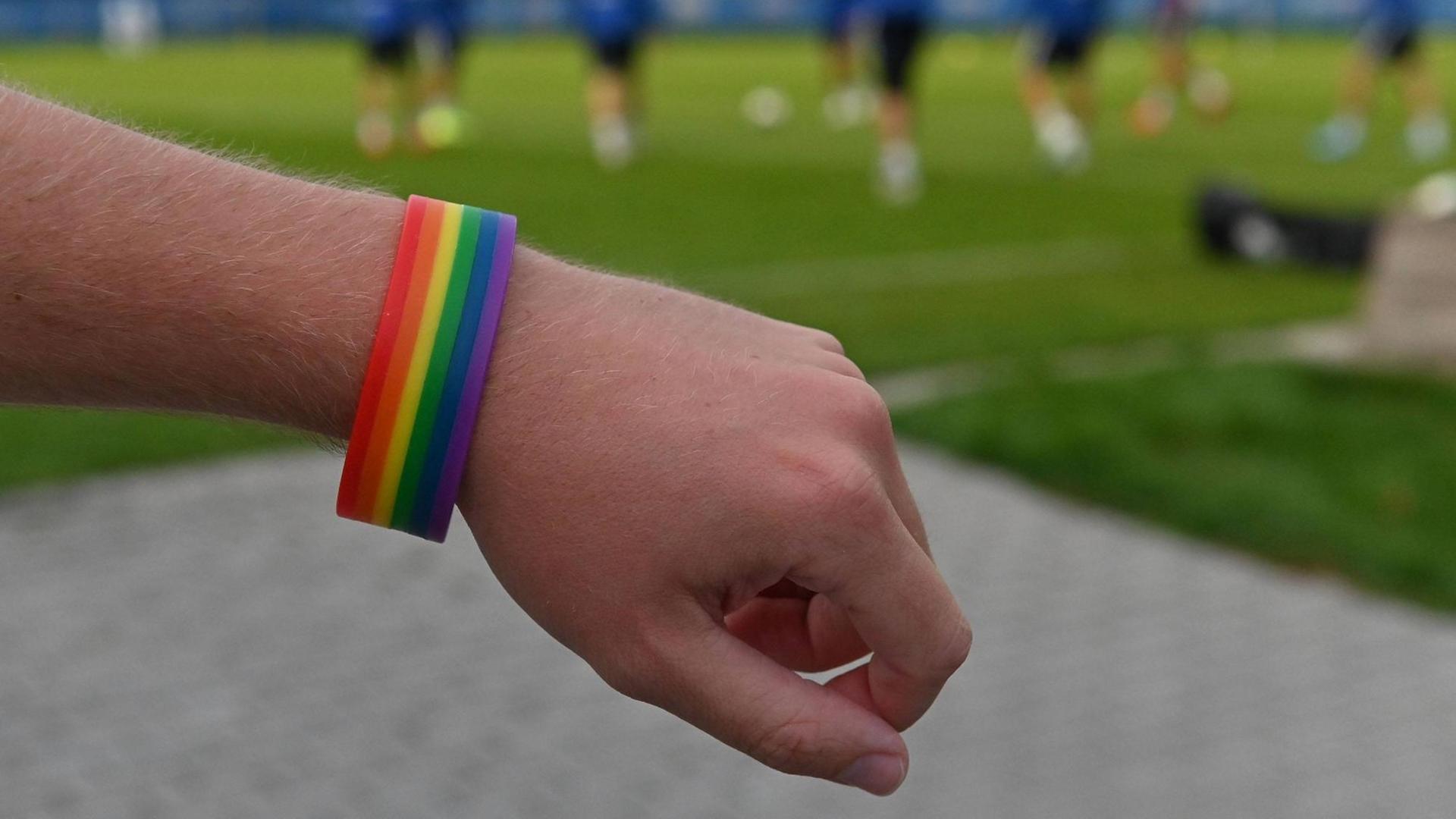 Das Foto zeigt einen Arm mit einem Regenbogen-Bändchen. Der SV Darmstadt 98 trainiert im August 2019 mit diesen Bändchen, weil Christopher Street Day ist. Das Foto zeigt einen Arm mit einem Regenbogen-Bändchen. Der SV Darmstadt 98 trainiert im August 2019 mit diesen Bändchen, weil Christopher Street Day ist.