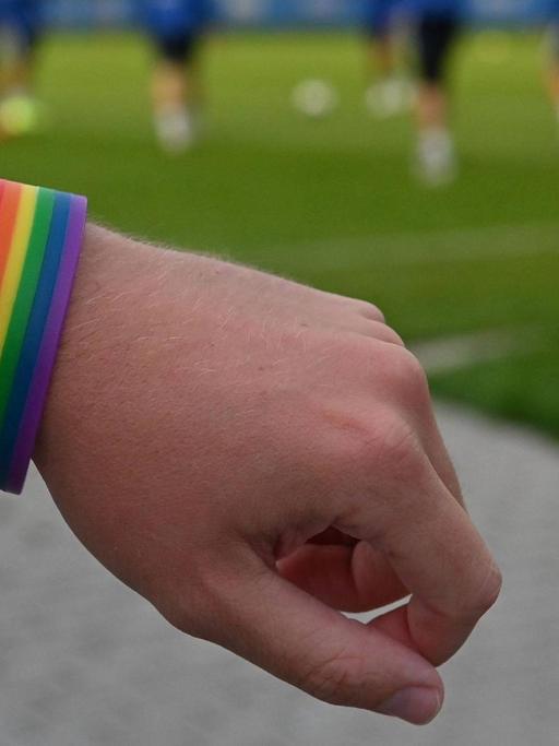 Das Foto zeigt einen Arm mit einem Regenbogen-Bändchen. Der SV Darmstadt 98 trainiert im August 2019 mit diesen Bändchen, weil Christopher Street Day ist.