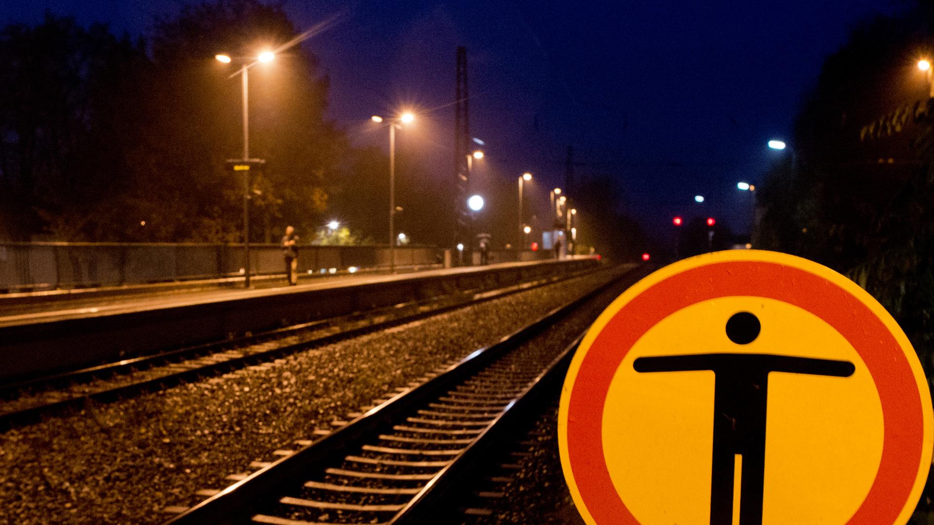 Ein Schild hängt am 06.11.2014 in der Morgendämmerung am Bahnhof von Sehnde in der Region Hannover (Niedersachsen).