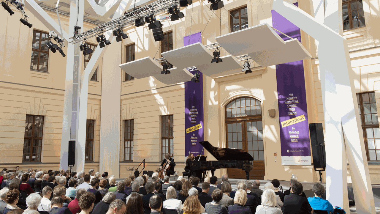 Das Kammermusikfestival Intonations im Glashof des Jüdischen Museums Berlin Das Kammermusikfestival Intonations im Glashof des Jüdischen Museums Berlin