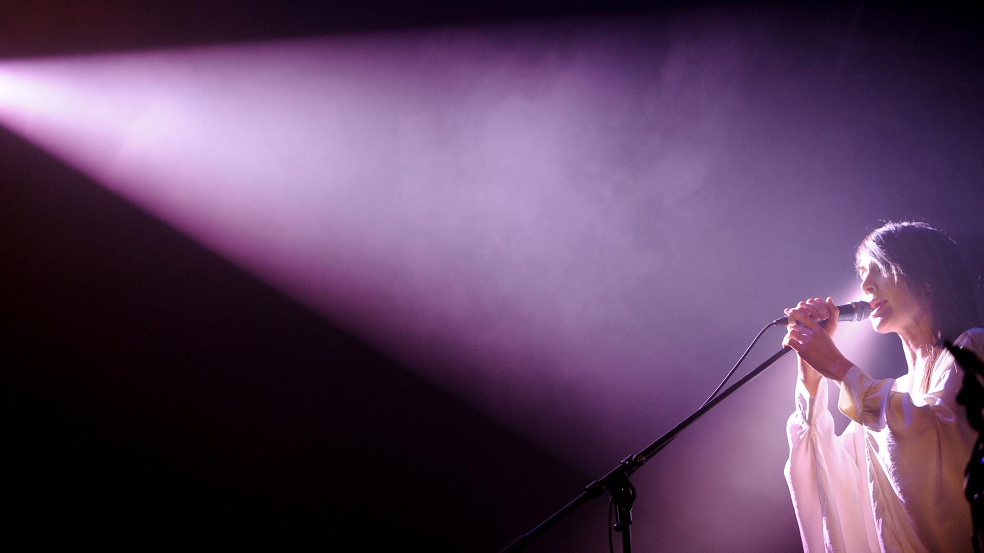 Sängerin Lou Rhodes bei einem Konzert ihres Duos Lamb in Warschau. Sängerin Lou Rhodes bei einem Konzert ihres Duos Lamb in Warschau.