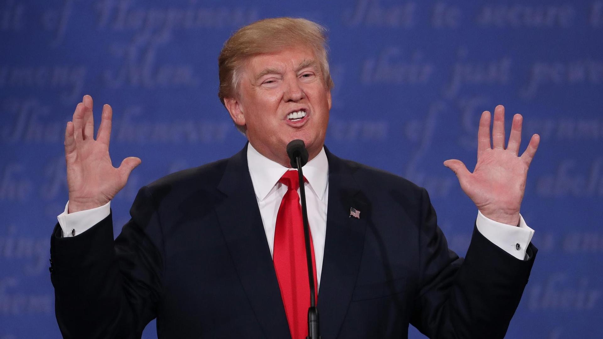 Sie sehen Donald Trump während der dritten Fernsehdebatte mit Hillary Clinton im US-Wahlkampf. Sie sehen Donald Trump während der dritten Fernsehdebatte mit Hillary Clinton im US-Wahlkampf.
