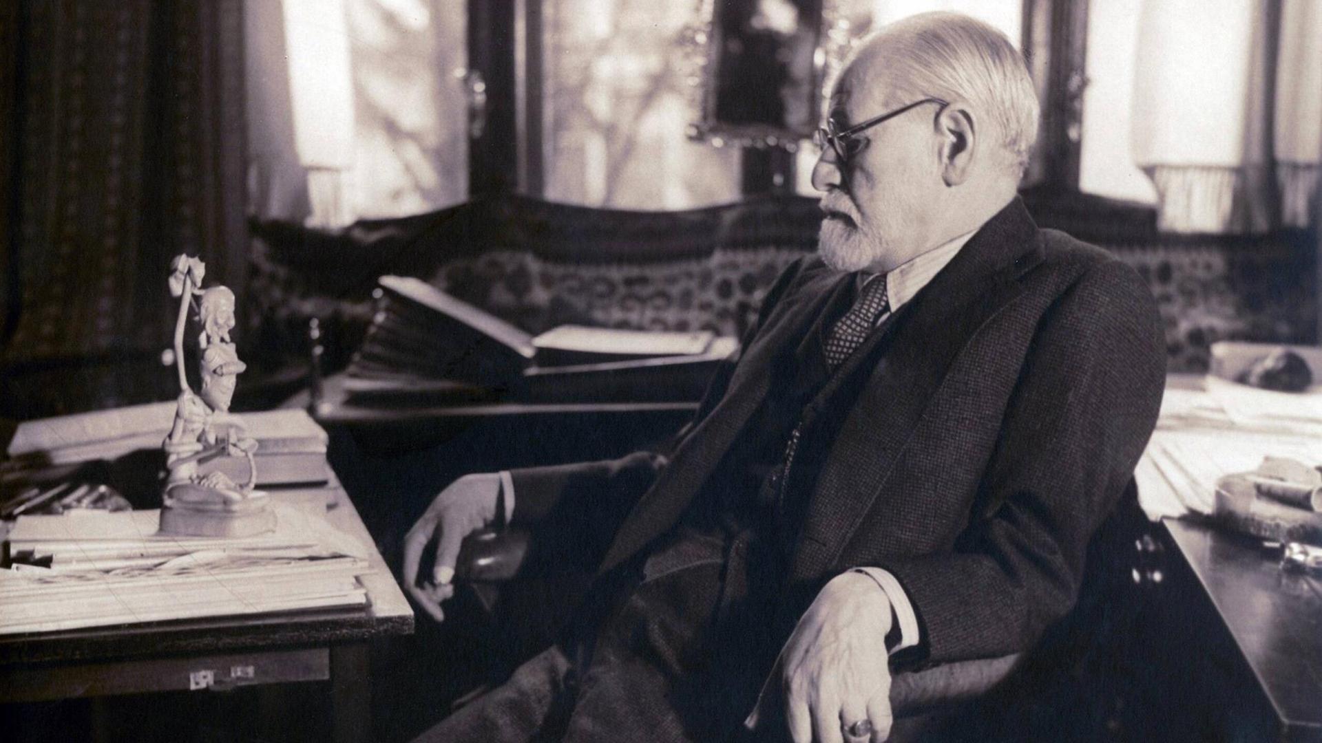 Sigmund Freud seated in his study contemplating a carved figurine possibly Javanese on his desk in 1937 photography by Princess Marie Bonaparte. Courtesy Everett Collection PUBLICATIONxINxGERxSUIxAUTxONLY Copyright: xCourtesyxEverettxCollectionx HISL006 EC196