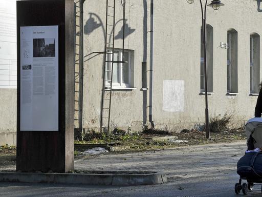 Eine Frau geht in Brandenburg an der Havel am früheren Werkstattgebäude des "Alten Zuchthauses" vorbei. Im Januar 1940 fanden hier die ersten Tötungen mit Giftgas statt. Heute ist dort die Gedenkstätte für die Opfer der Euthanasie-Morde untergebracht.