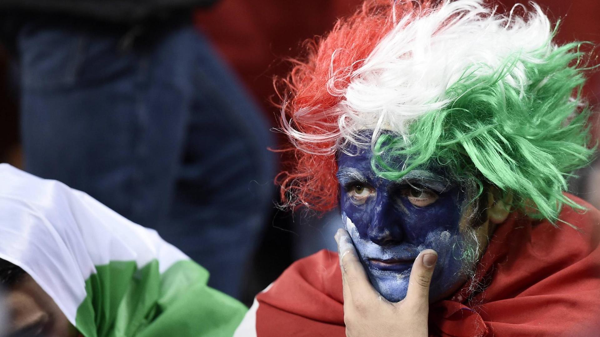 Italien nimmt erstmals nach 60 Jahren nicht an einer Fußball-WM teil - die Mannschaft ist im Mailänder Stadion im Qualifikationsspiel gegen Schweden gescheitert Italien nimmt erstmals nach 60 Jahren nicht an einer Fußball-WM teil - die Mannschaft ist im Mailänder Stadion im Qualifikationsspiel gegen Schweden gescheitert
