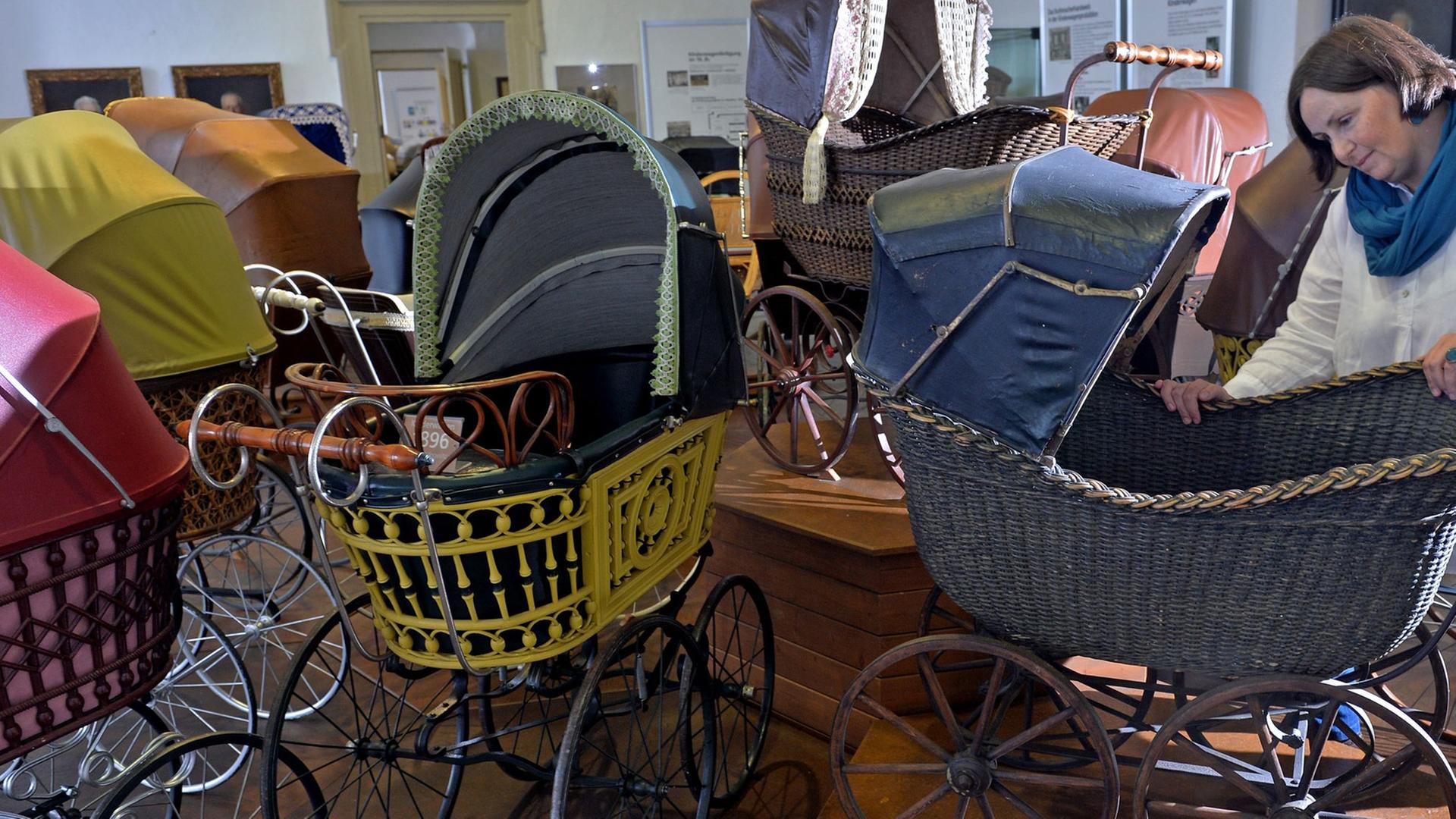 Die Leiterin des "Deutschen Kinderwagen Museums", Kristin Otto, steht im Schloss in Zeitz (Sachsen-Anhalt) neben einer Gruppe Zeitzer Kinderwagen aus der Zeit um 1900. Die Leiterin des "Deutschen Kinderwagen Museums", Kristin Otto, steht im Schloss in Zeitz (Sachsen-Anhalt) neben einer Gruppe Zeitzer Kinderwagen aus der Zeit um 1900.