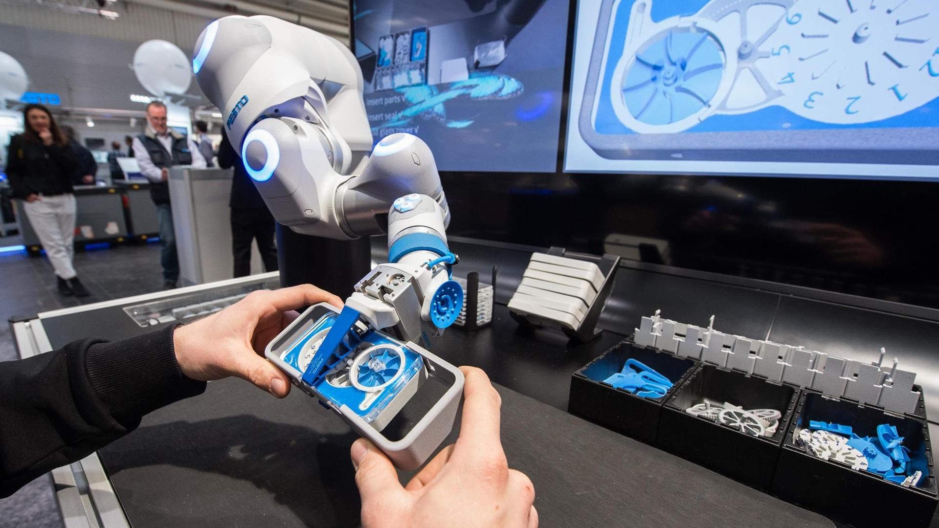 Demonstration des pneumatischen Leichtbauroboters «Bionic Cobot» im Rahmen der Hannover Messe 2017. Demonstration des pneumatischen Leichtbauroboters «Bionic Cobot» im Rahmen der Hannover Messe 2017.