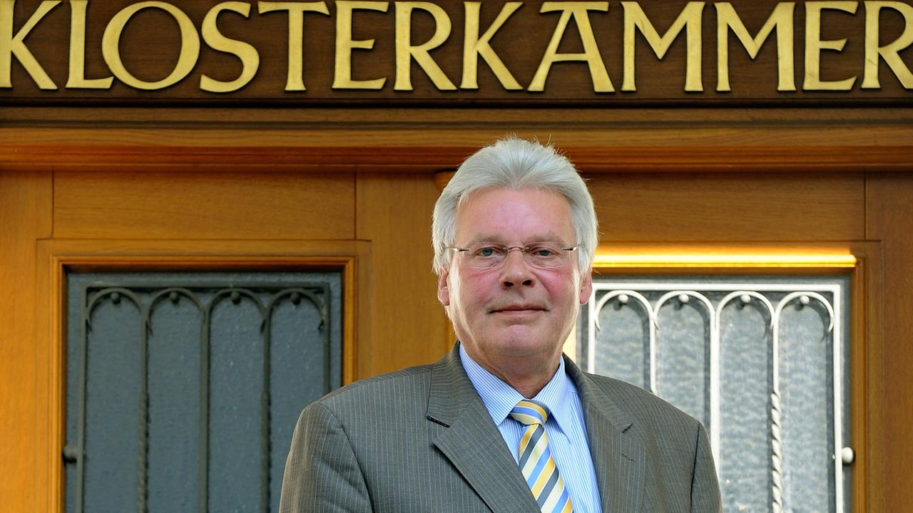 Hans-Christian Biallas, Präsident der Klosterkammer Hannover, posiert vor dem Eingang zur Geschäftsstelle der Klosterkammer in Hannover vor der Kamera des Fotografen (Foto vom 20.09.2011). Die Klosterkammer Hannover muss aus der Sicht ihres neuen Präsidenten Biallas flexibler und transparenter werden. Die Klosterkammer ist eine der ältesten Behörden des Landes und verwaltet vier öffentlich-rechtliche Stiftungen ähnlicher Herkunft und Zweckbindung. Foto: Holger Hollemann Hans-Christian Biallas, Präsident der Klosterkammer Hannover, posiert vor dem Eingang zur Geschäftsstelle der Klosterkammer in Hannover vor der Kamera des Fotografen (Foto vom 20.09.2011). Die Klosterkammer Hannover muss aus der Sicht ihres neuen Präsidenten Biallas flexibler und transparenter werden. Die Klosterkammer ist eine der ältesten Behörden des Landes und verwaltet vier öffentlich-rechtliche Stiftungen ähnlicher Herkunft und Zweckbindung. Foto: Holger Hollemann