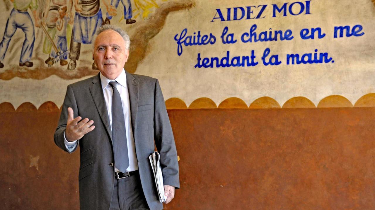 Der Soziologe Alain Chouraqui, Präsident der Stiftung "Camp des Milles", steht vor einer Wand in der Gedenkstätte. Der Soziologe Alain Chouraqui, Präsident der Stiftung "Camp des Milles", steht vor einer Wand in der Gedenkstätte.