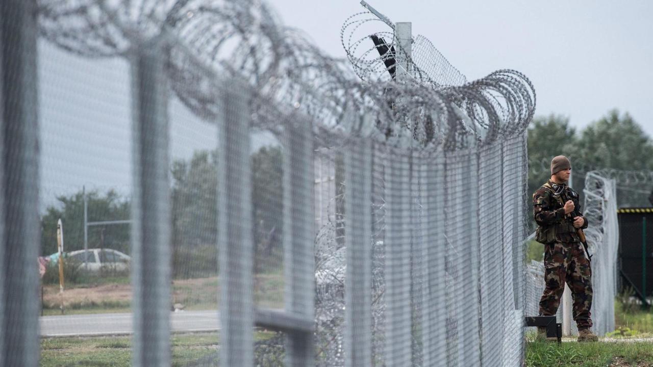 Ungarische Soldaten patrouillieren in der Grenze zu Serbien. Ungarische Soldaten patrouillieren in der Grenze zu Serbien.