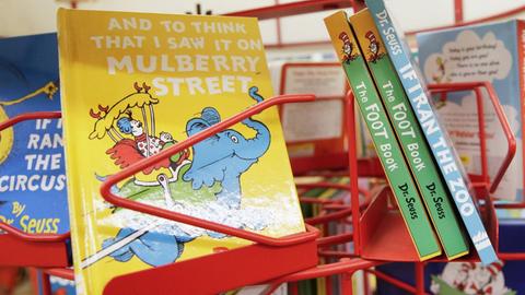 Dr. Seuss' englischsprachige Kinderbücher auf einem Ständer in einem Buchladen. Einige der beliebten Kinderbücher sollen nicht mehr verlegt werden, da sie Menschen in verletzender und falscher Weise darstellen, sagte der Konzern, der das Erbe des Authors verwaltet.