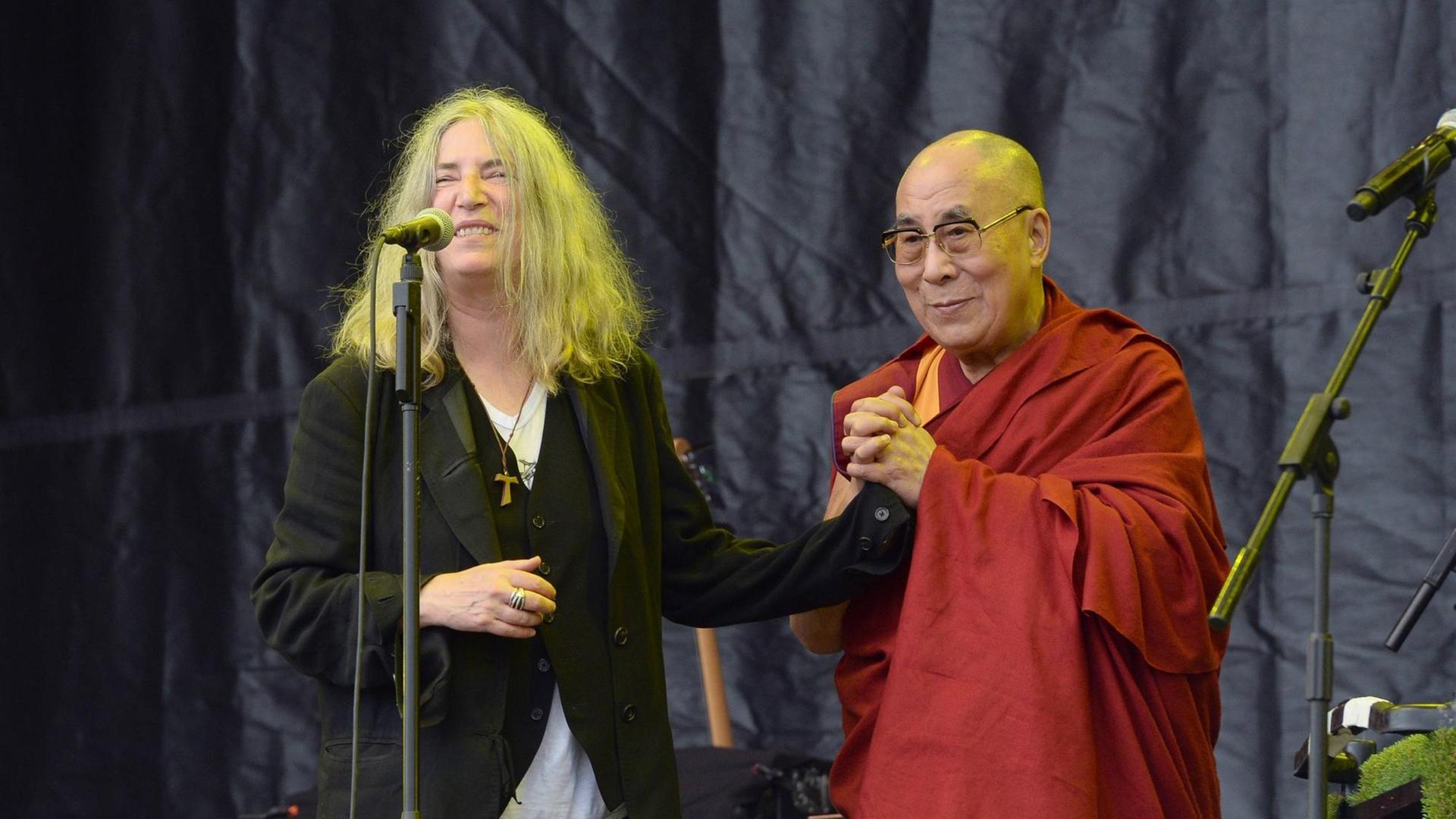 Patti Smith und der Dalai Lama zusammen auf der Bühne beim Glastonbury Festival 2015. Patti Smith und der Dalai Lama zusammen auf der Bühne beim Glastonbury Festival 2015.