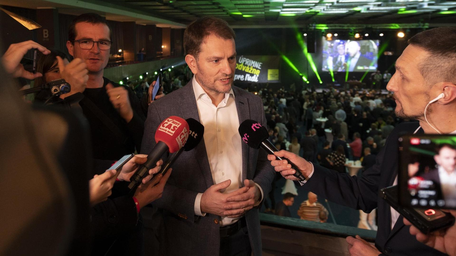 Igor Matovic spricht am Wahlabend mit Journalisten. Igor Matovic spricht am Wahlabend mit Journalisten.