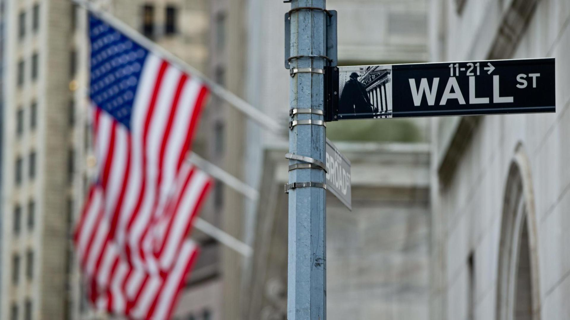 "Wall Street" ist auf einem Straßenschild vor der Börse (New York Stock Exchange ) im Finanzdistrikt von Manhattan in New York.