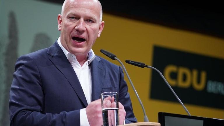 Kai Wegner spricht beim Parteitag des Berliner CDU-Landesverbands am Rednerpult. Kai Wegner spricht beim Parteitag des Berliner CDU-Landesverbands am Rednerpult.