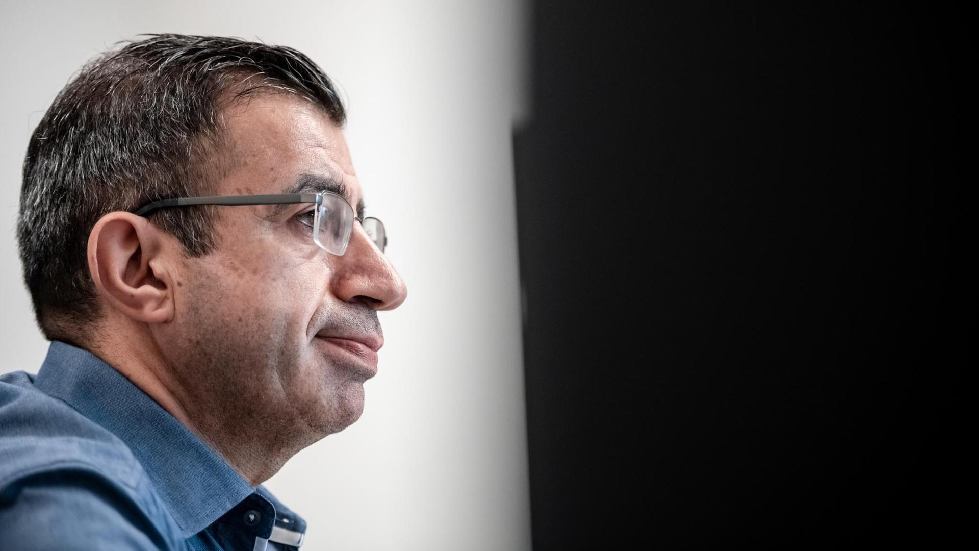 24.10.2019, Nordrhein-Westfalen, Dortmund: Pressekonferenz an der Fachhochschule Dortmund mit Wissenschaftler Ahmet Toprak. Muslimische Jungen und Jugendliche sind nach Einschätzung des Forschers Ahmet Toprak «Verlierer» bei Bildung und Integration. Die Ursache dafür sei hausgemacht - liege in Fehlern bei der Erziehung in vielen Elternhäusern, schilderte der türkischstämmige Erziehungswissenschaftlers von der Fachhochschule Dortmund. Toprak stellt sein Buch "Muslimisch, Männlich, Desintegriert" vor. 24.10.2019, Nordrhein-Westfalen, Dortmund: Pressekonferenz an der Fachhochschule Dortmund mit Wissenschaftler Ahmet Toprak. Muslimische Jungen und Jugendliche sind nach Einschätzung des Forschers Ahmet Toprak «Verlierer» bei Bildung und Integration. Die Ursache dafür sei hausgemacht - liege in Fehlern bei der Erziehung in vielen Elternhäusern, schilderte der türkischstämmige Erziehungswissenschaftlers von der Fachhochschule Dortmund. Toprak stellt sein Buch "Muslimisch, Männlich, Desintegriert" vor.