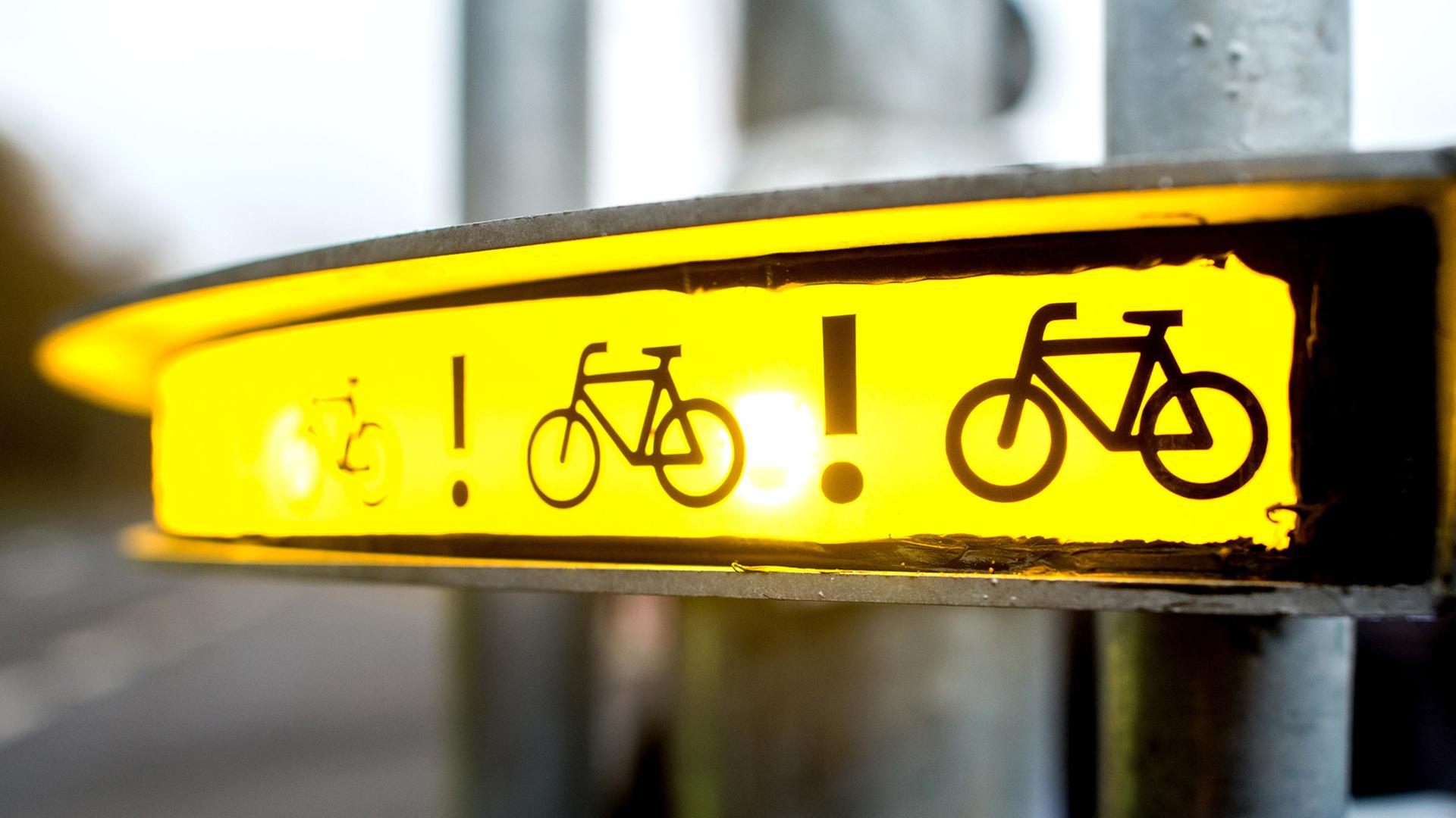 Niedersachsen, Garbsen: Das neue Warnsystem "Bike-Flash" hängt an einem Mast in einem Gewerbegebiet an einer Kreuzung. Niedersachsen, Garbsen: Das neue Warnsystem "Bike-Flash" hängt an einem Mast in einem Gewerbegebiet an einer Kreuzung.