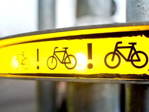 Niedersachsen, Garbsen: Das neue Warnsystem "Bike-Flash" hängt an einem Mast in einem Gewerbegebiet an einer Kreuzung.