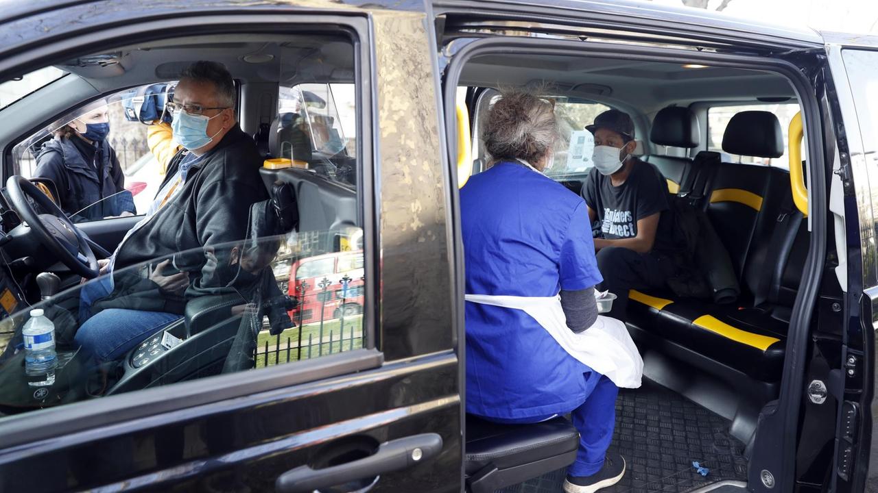 Die Ärztin Tamara Joffe bereitet eine Corona-Impfung mit AstraZeneca in einem Londoner Taxi auf, Teil eines sogenannten pop-up Pilot-Projekts names "Vaxi Taxi". Ein Patient wartet in Kilburn, London, am 28. Februar 2021. 