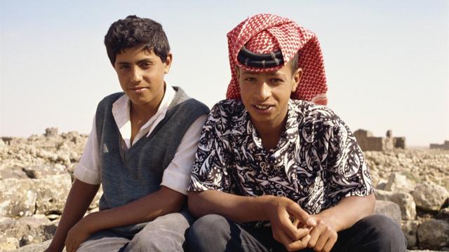Zwei junge lokale Fremdenührer im Archäologie-Projekt Umm el Jimal in Jordanien, nahe der Grenze zu Syrien.