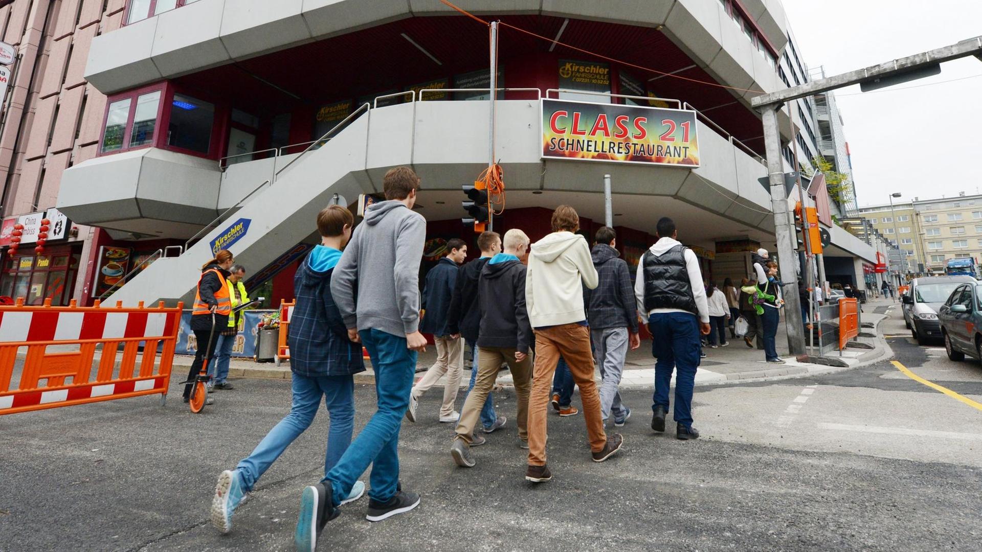 Schüler auf dem Weg in ein Geschäfts- und Bürohaus. Schüler auf dem Weg in ein Geschäfts- und Bürohaus.