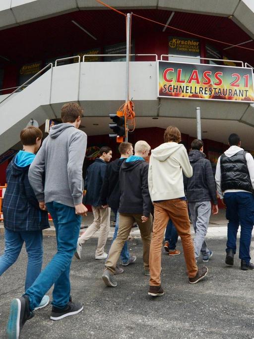 Schüler auf dem Weg in ein Geschäfts- und Bürohaus.