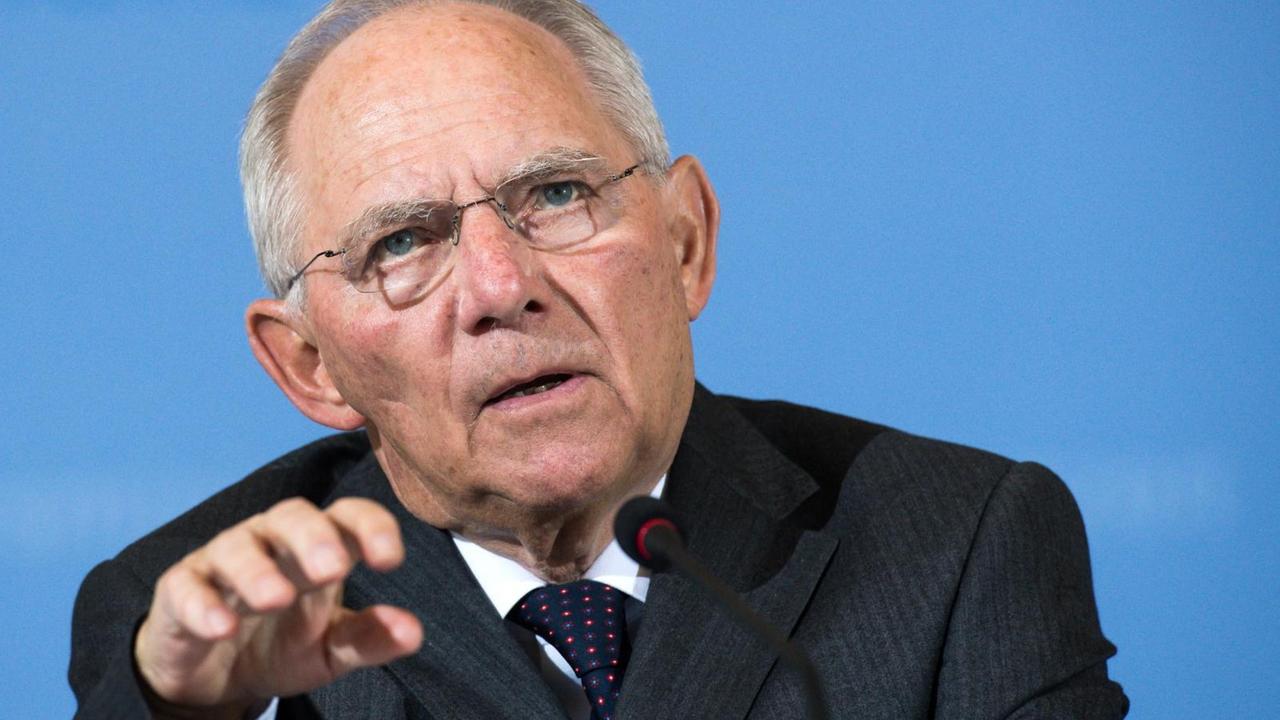 Bundesfinanzminister Wolfgang Schäuble spricht während einer Pressekonferenz Bundesfinanzminister Wolfgang Schäuble spricht während einer Pressekonferenz