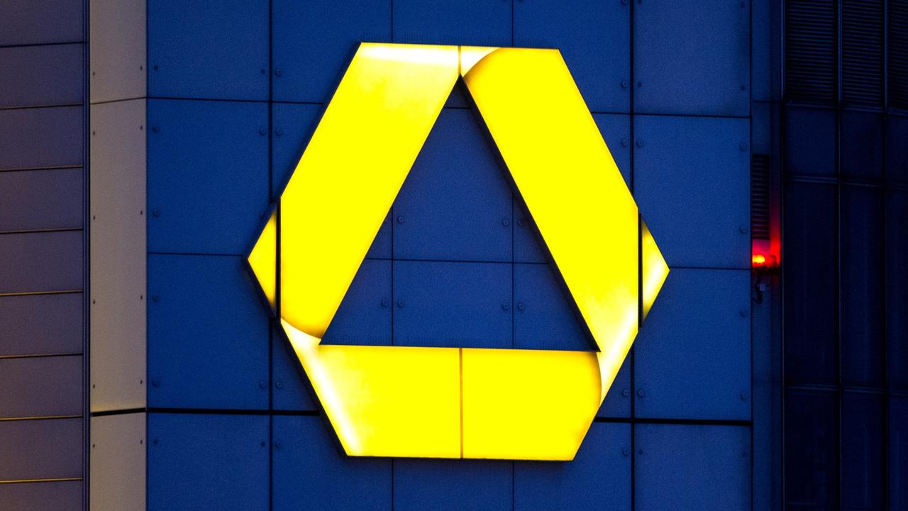 Das Logo der Commerzbank am Hauptsitz in Frankfurt am Main