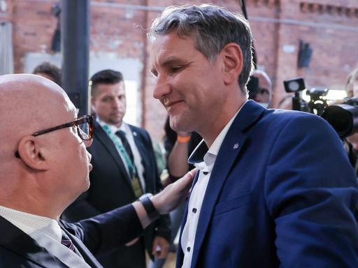 Björn Höcke, Fraktionsvorsitzender der AfD im Thüringer Landtag, gratuliert Oliver Kirchner, Spitzenkandidat der Partei in Sachsen-Anhalt, nach der dortigen Landtagswahl auf einer Wahlparty.