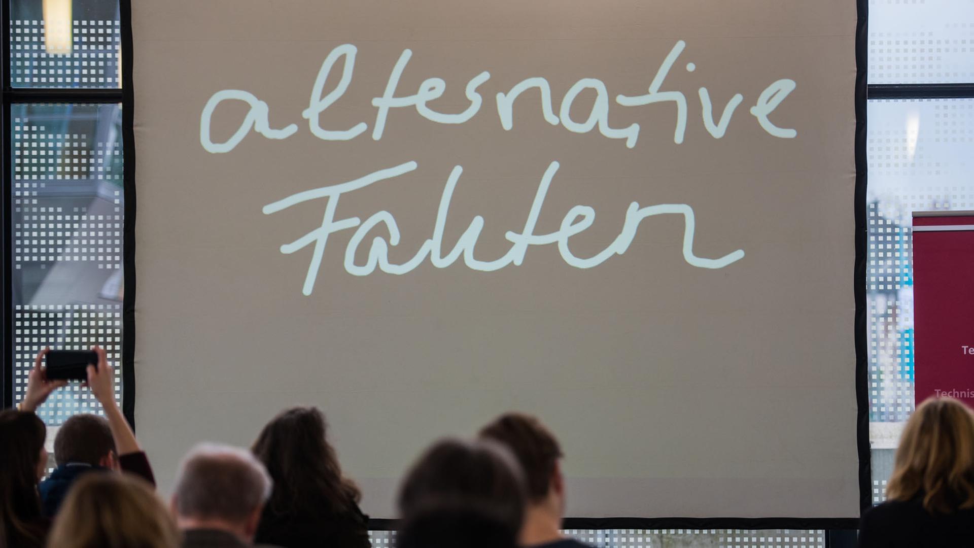 "Alternative Fakten" - das "Unwort des Jahres 2017" steht bei der Präsentation der Jury am 16.01.2018 in Darmstadt auf einer Projektionswand. "Alternative Fakten" - das "Unwort des Jahres 2017" steht bei der Präsentation der Jury am 16.01.2018 in Darmstadt auf einer Projektionswand.
