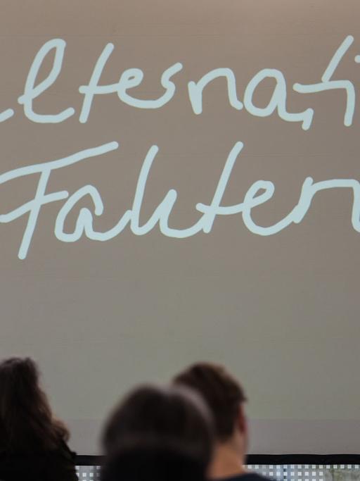 "Alternative Fakten" - das "Unwort des Jahres 2017" steht bei der Präsentation der Jury am 16.01.2018 in Darmstadt auf einer Projektionswand.