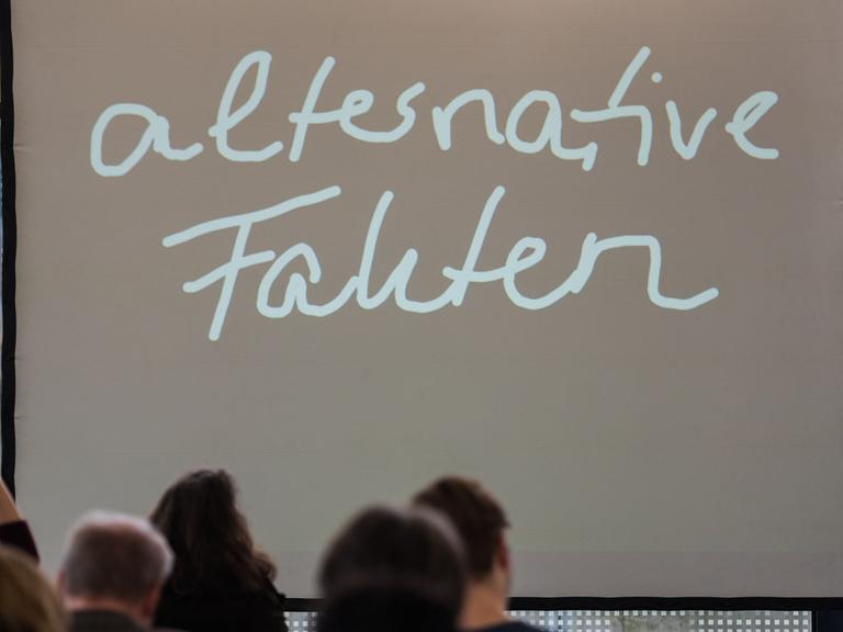 "Alternative Fakten" - das "Unwort des Jahres 2017" steht bei der Präsentation der Jury am 16.01.2018 in Darmstadt auf einer Projektionswand.